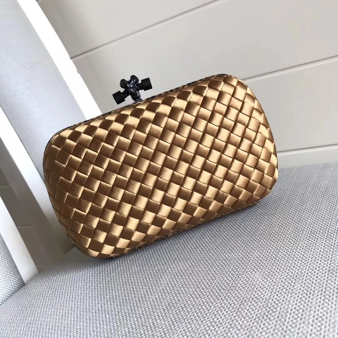 Model 8651 The popular Knot clutch ~ is made of exquisite Japanese silk fabric with freshwater snakeskin piping. It looks elegant when worn cross-body or in the hand. Petite girls can also handle it. It can hold 2 iPhone X phones. Size: 20cm*12cm M56530